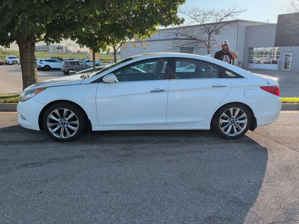 Used 2011 White Hyundai SE image 4