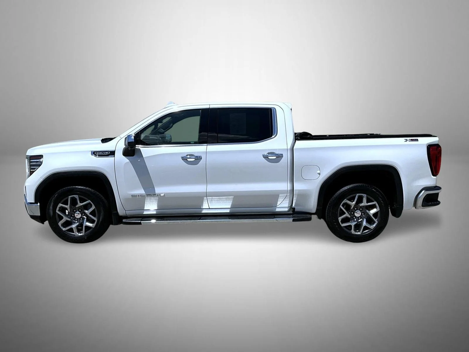 Used 2022 White GMC SLT image 8