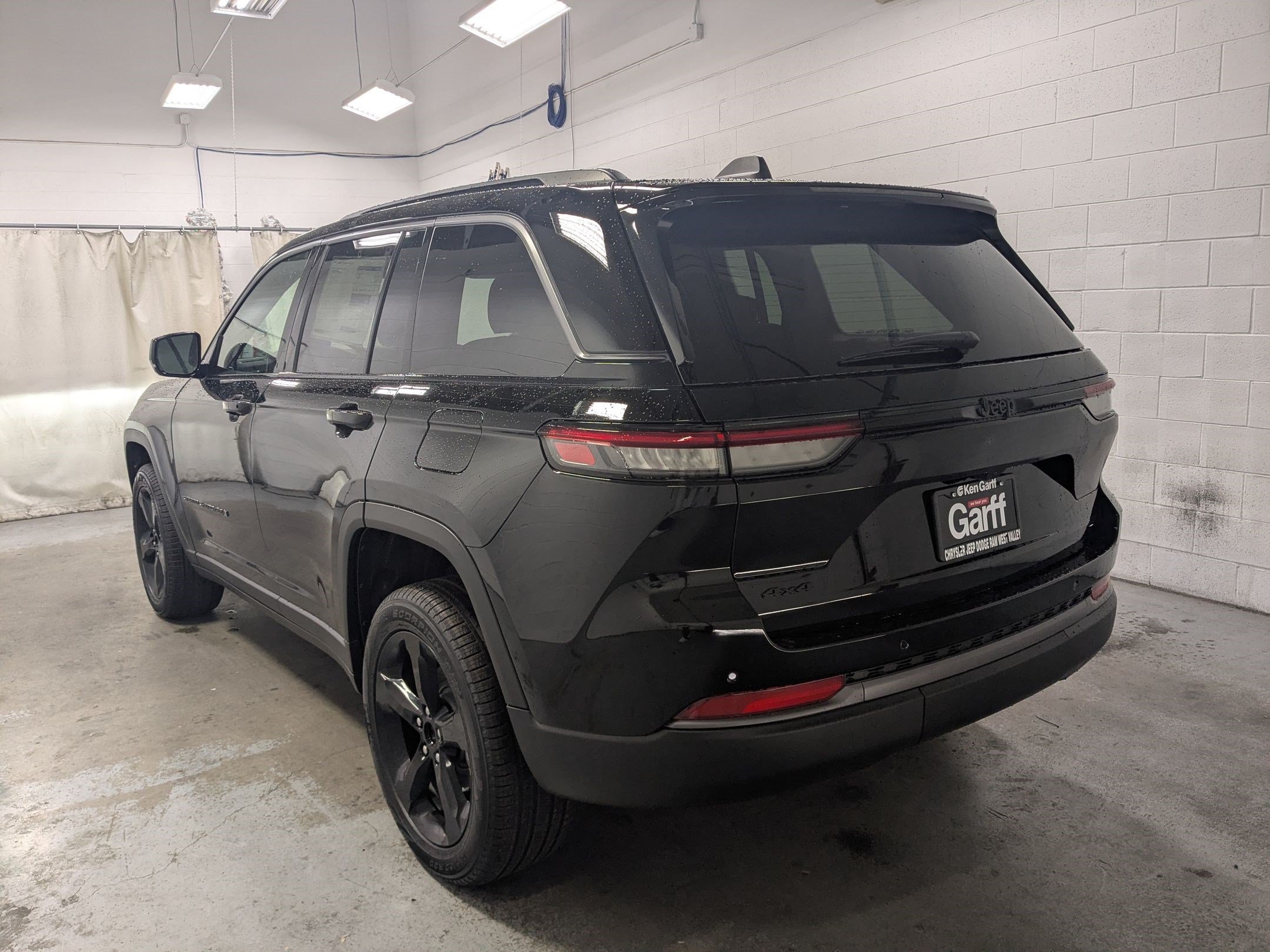 New 2026 Diamond Black Crystal Pearlcoat Jeep Limited image 7