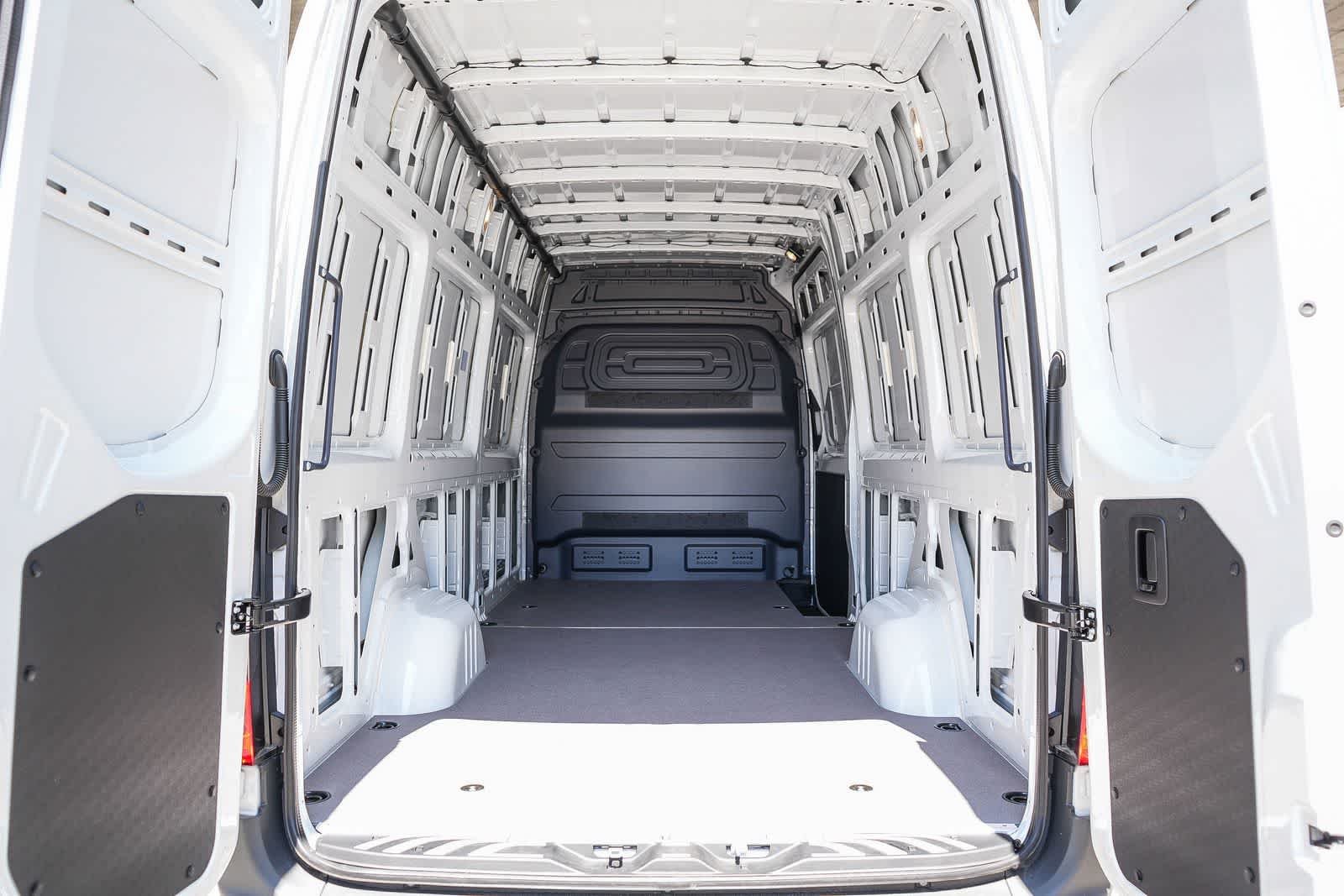 New 2025 Arctic+White Mercedes-Benz Cargo 170WB High Roof 113kW Battery RWD HO Motor image 67