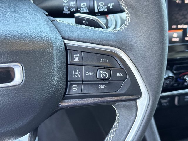 Used 2023 Silver Jeep Laredo image 12