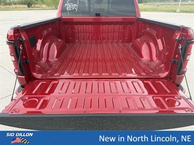 New 2026 Molten Red Pearl-Coat Exterior Paint RAM Big Horn image 7