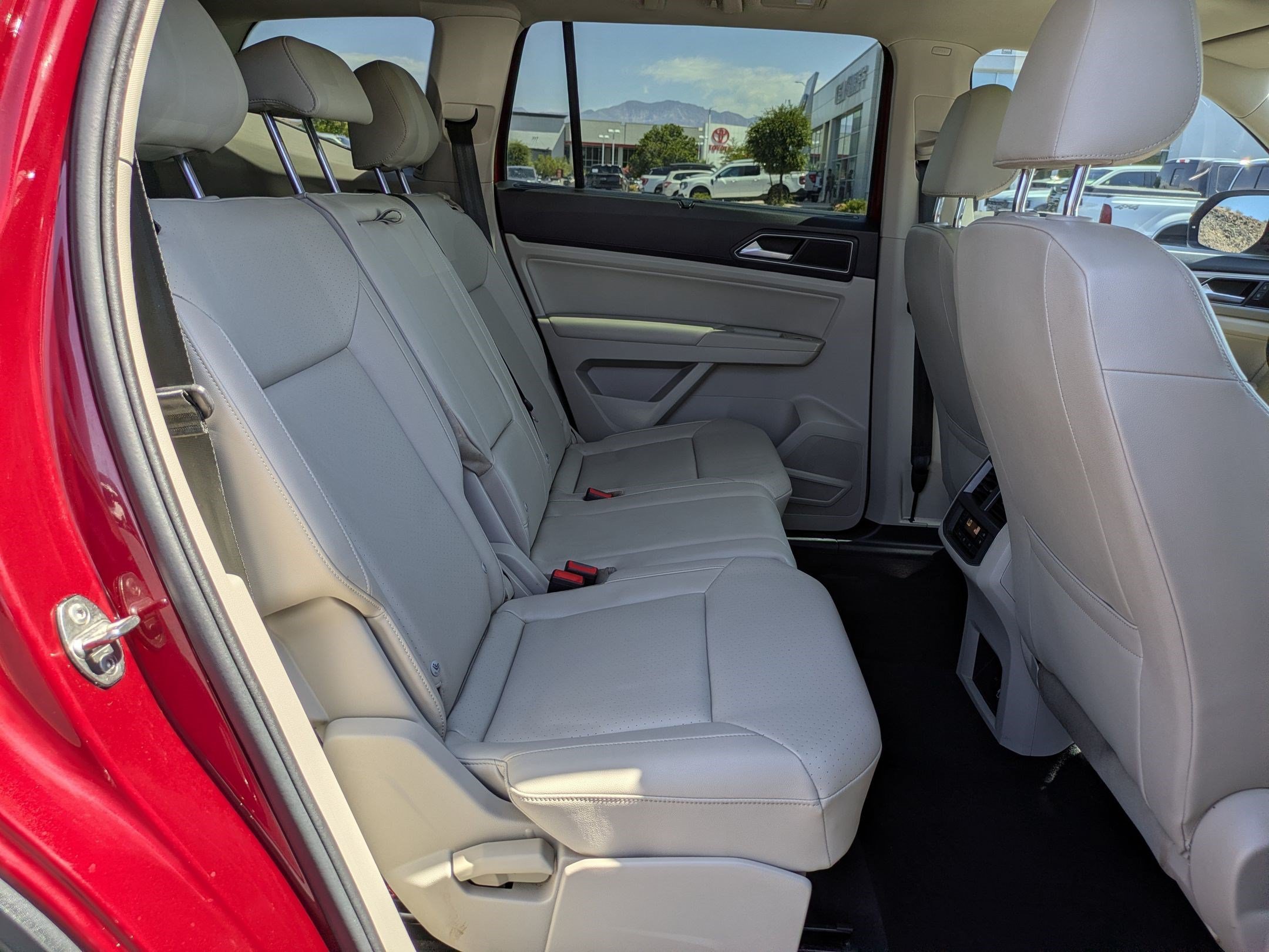 Used 2019 Fortana Red Metallic Volkswagen 3.6L V6 SE w/Technology R-Line image 28