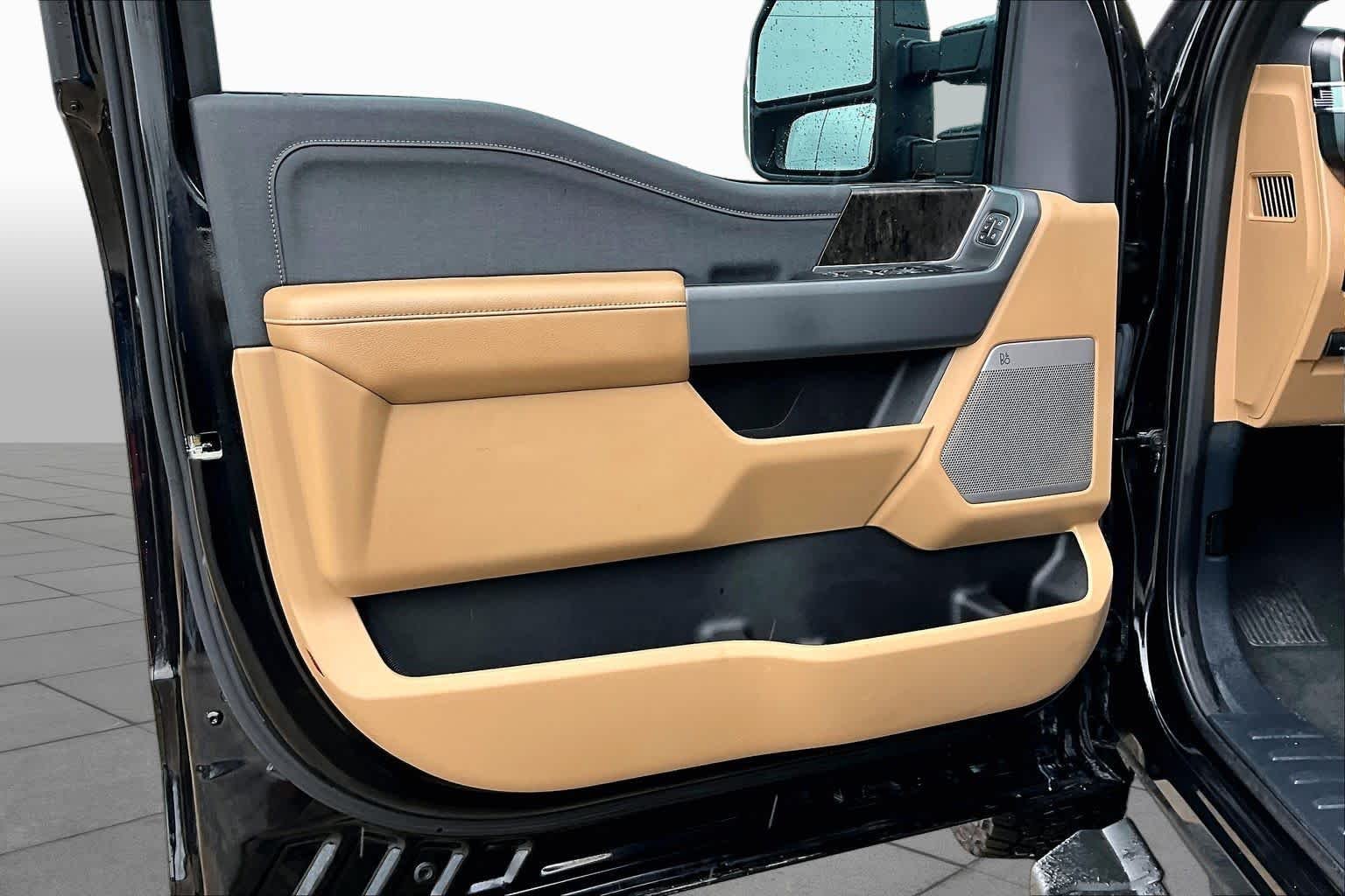 Used 2024 Agate Black Metallic Ford LARIAT image 21
