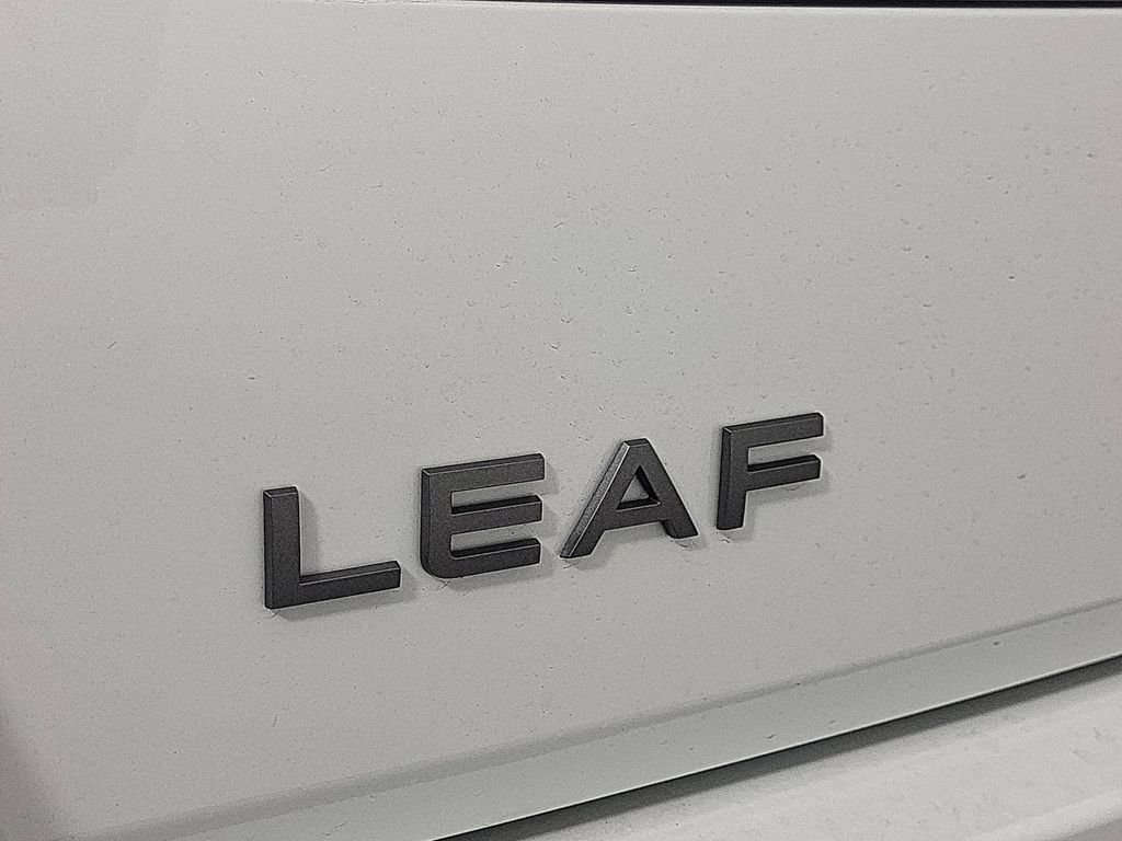 New 2026 Everest White Pearl TriCoat / Super Black Two-tone Nissan SV+ image 7