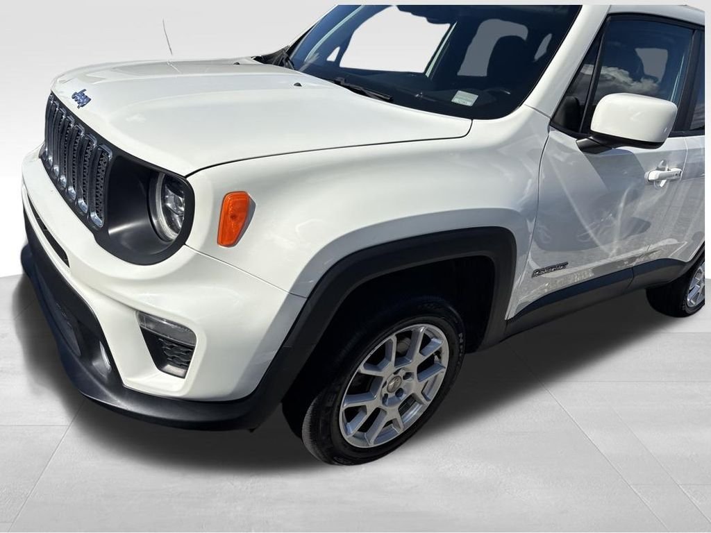 Used 2019 White Jeep Latitude image 3