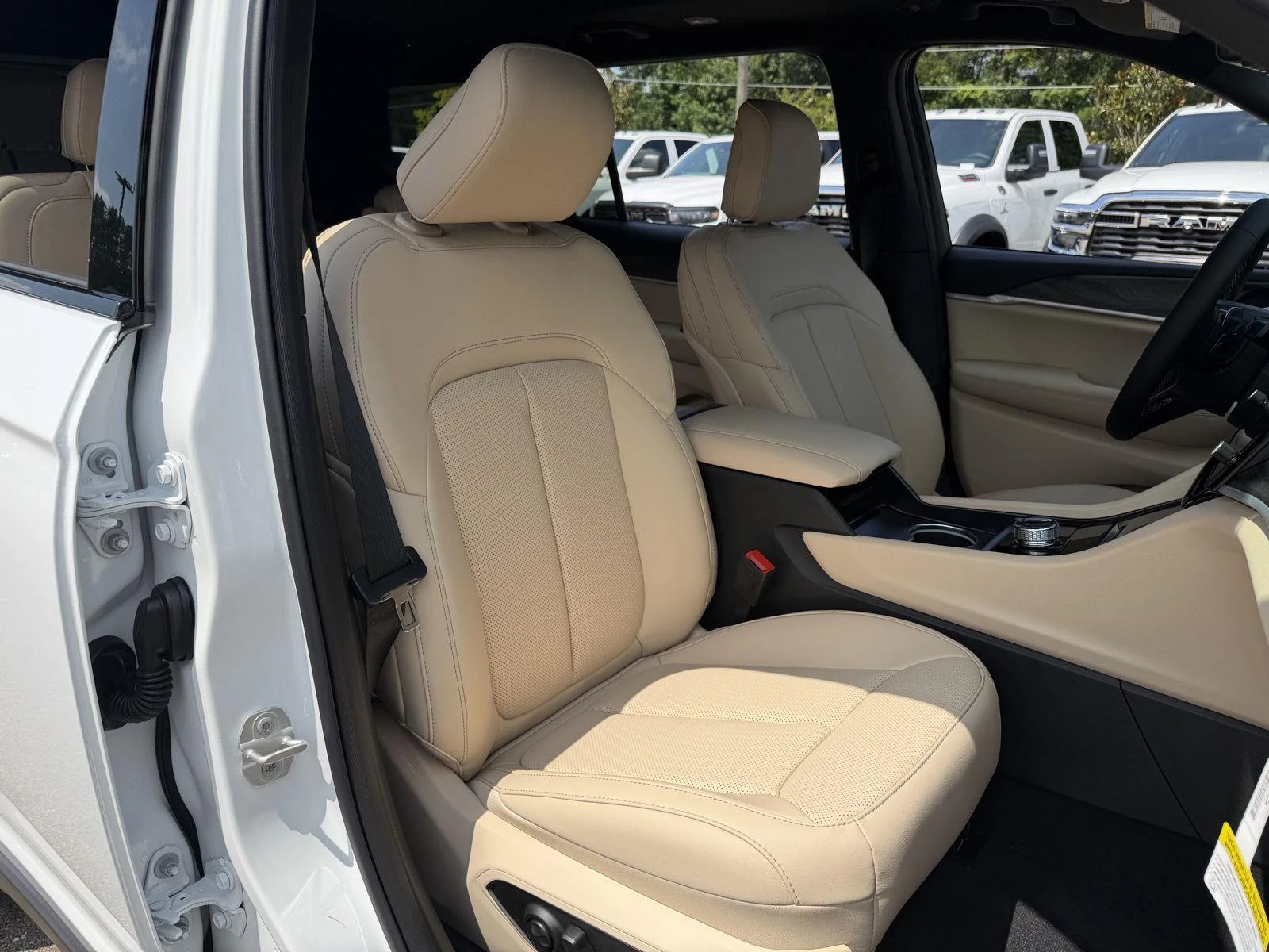 New 2026 Bright White Clear-Coat Exterior Paint Jeep Limited image 21