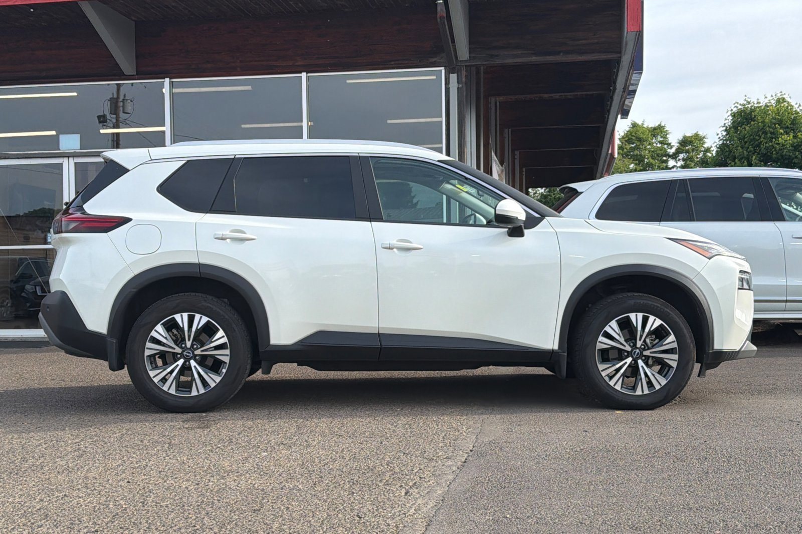 Used 2023 Pearl White Tricoat Nissan SV image 3