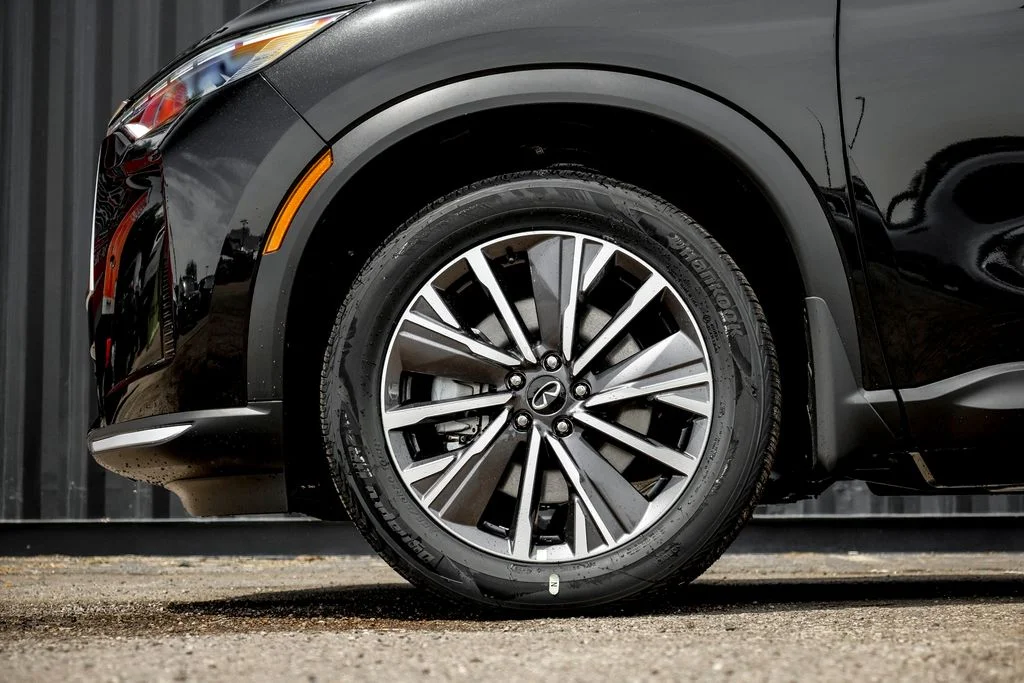 New 2027 MINERAL BLACK INFINITI Luxe AWD image 4
