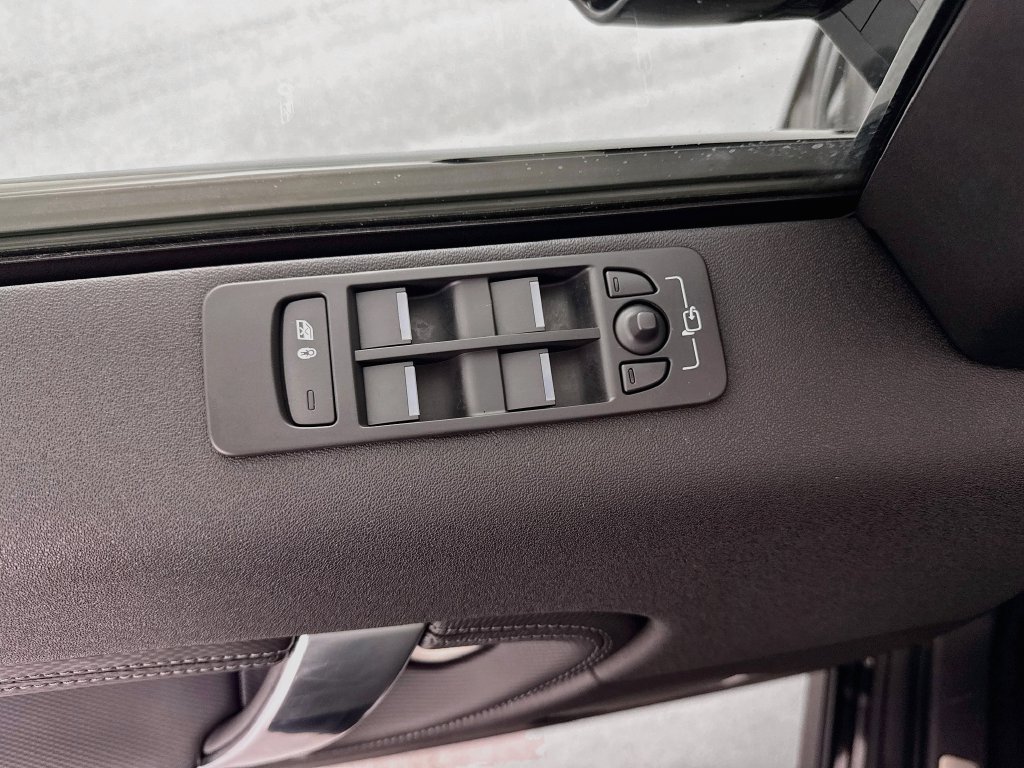 Certified Used 2025 Black Land Rover Dynamic SE image 18