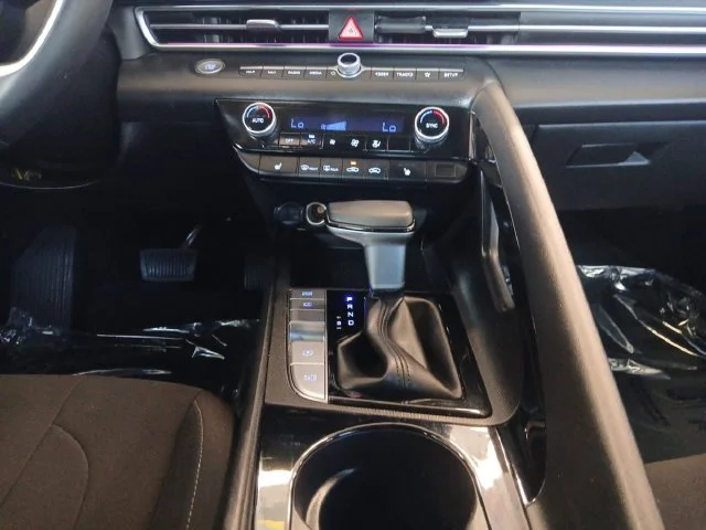Used 2024 White Hyundai SEL image 4