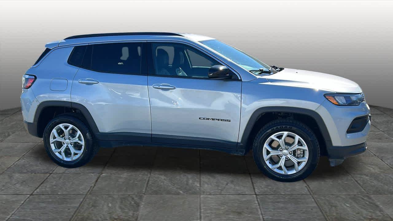 Used 2024 Silver Zynith Metallic Clearcoat Jeep Latitude image 4