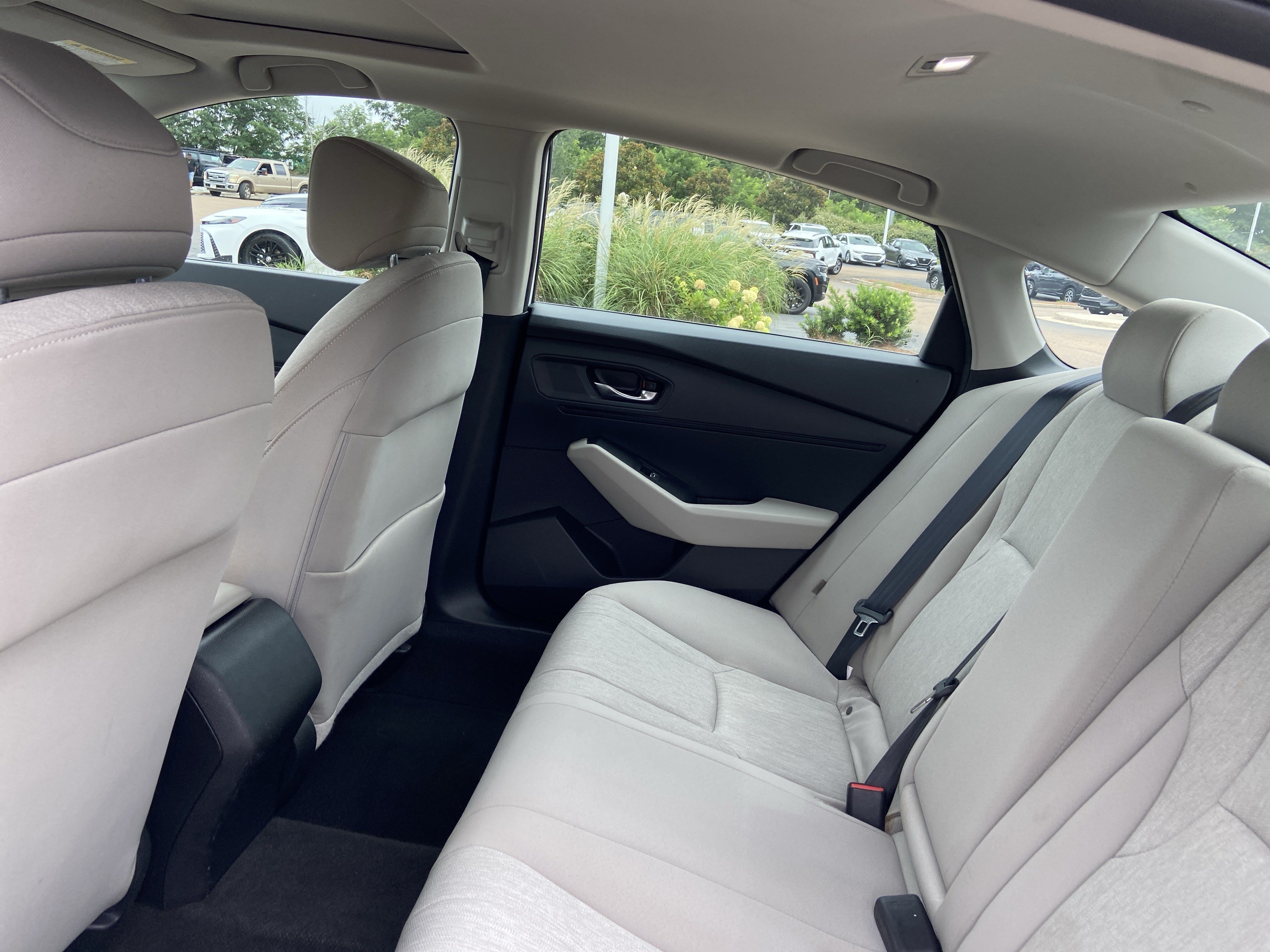 Used 2023 Platinum White Pearl Honda EX image 17