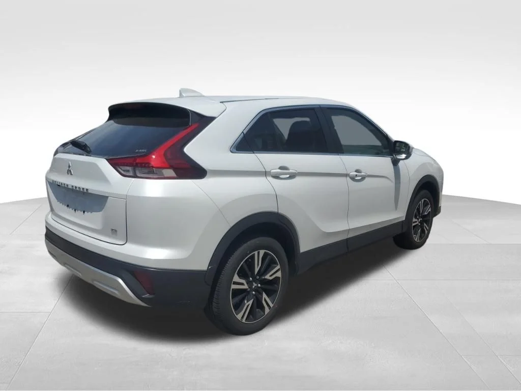 Used 2025 White Mitsubishi SE image 7