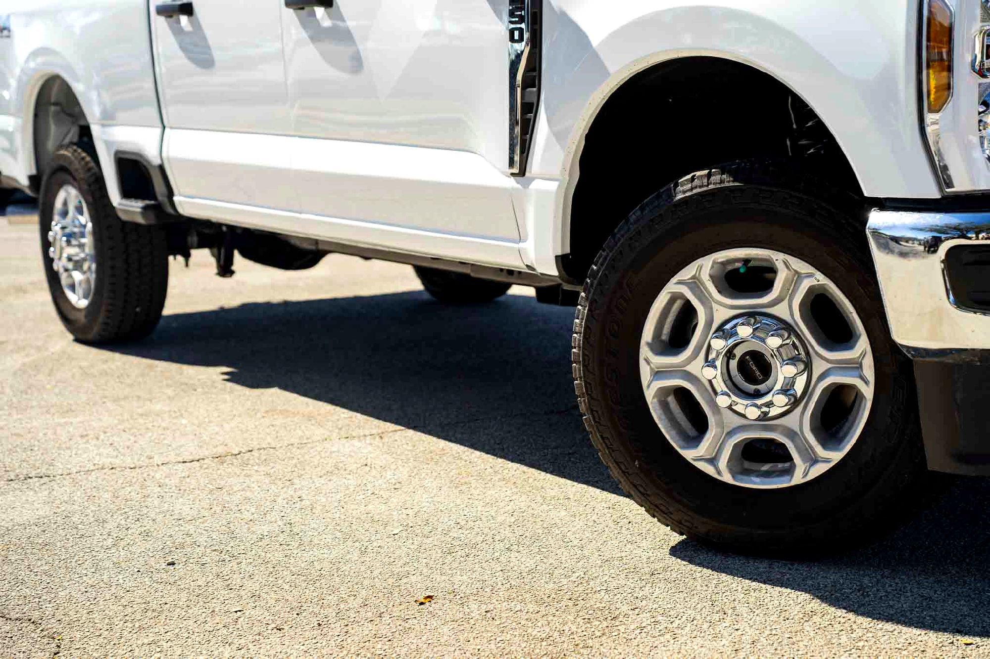 New 2026 Oxford White Ford XLT image 2