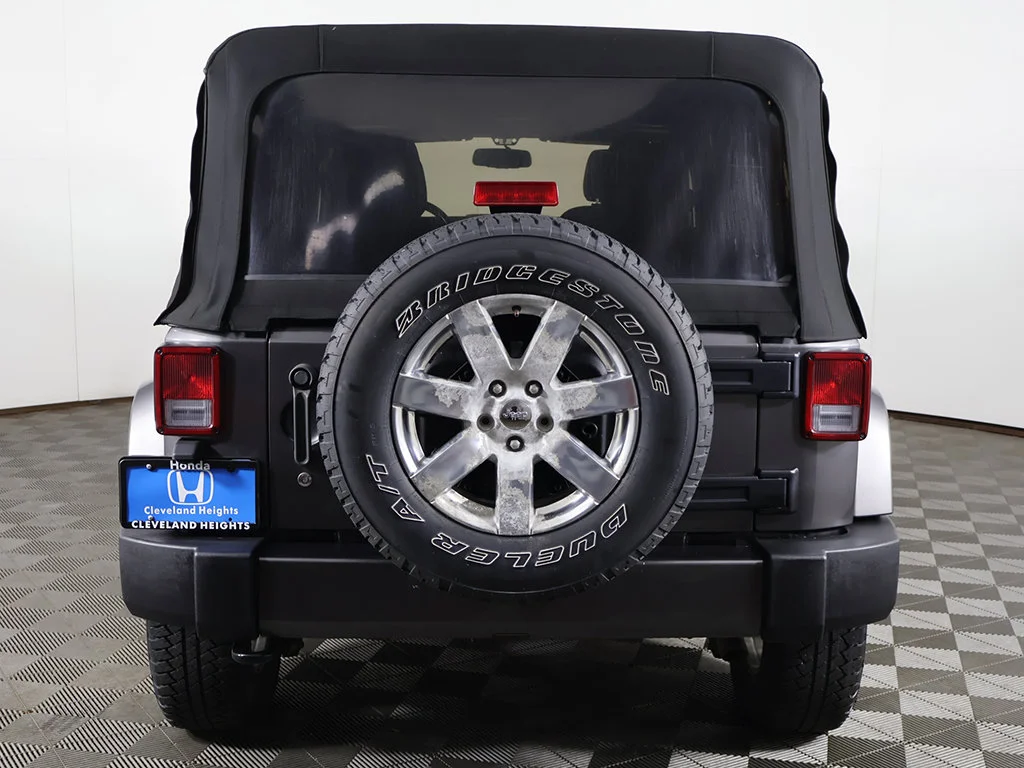 Used 2018 Crystal Metallic Jeep Unlimited Sahara image 7
