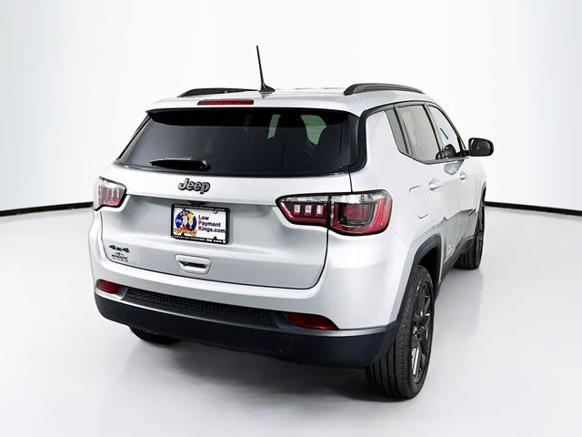 New 2026 Silver Zynith Metallic Clear-Coat Exterior Paint Jeep Latitude image 7