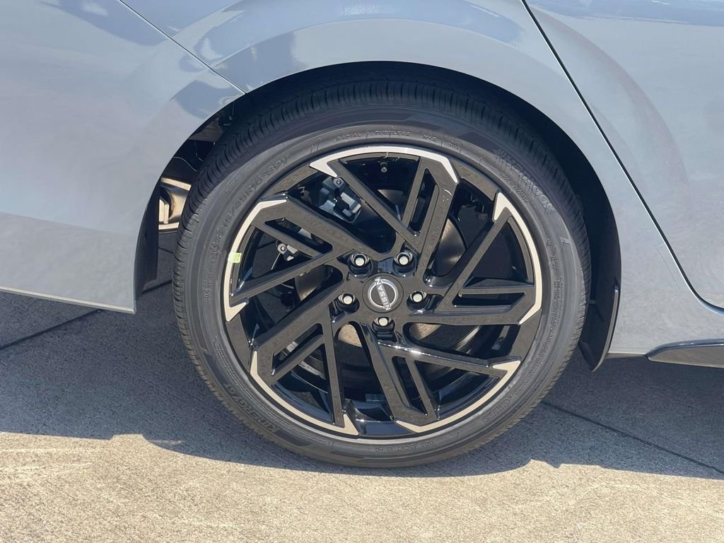 New 2026 Atlantic Gray Metallic / Super Black Two-tone Nissan SR image 7