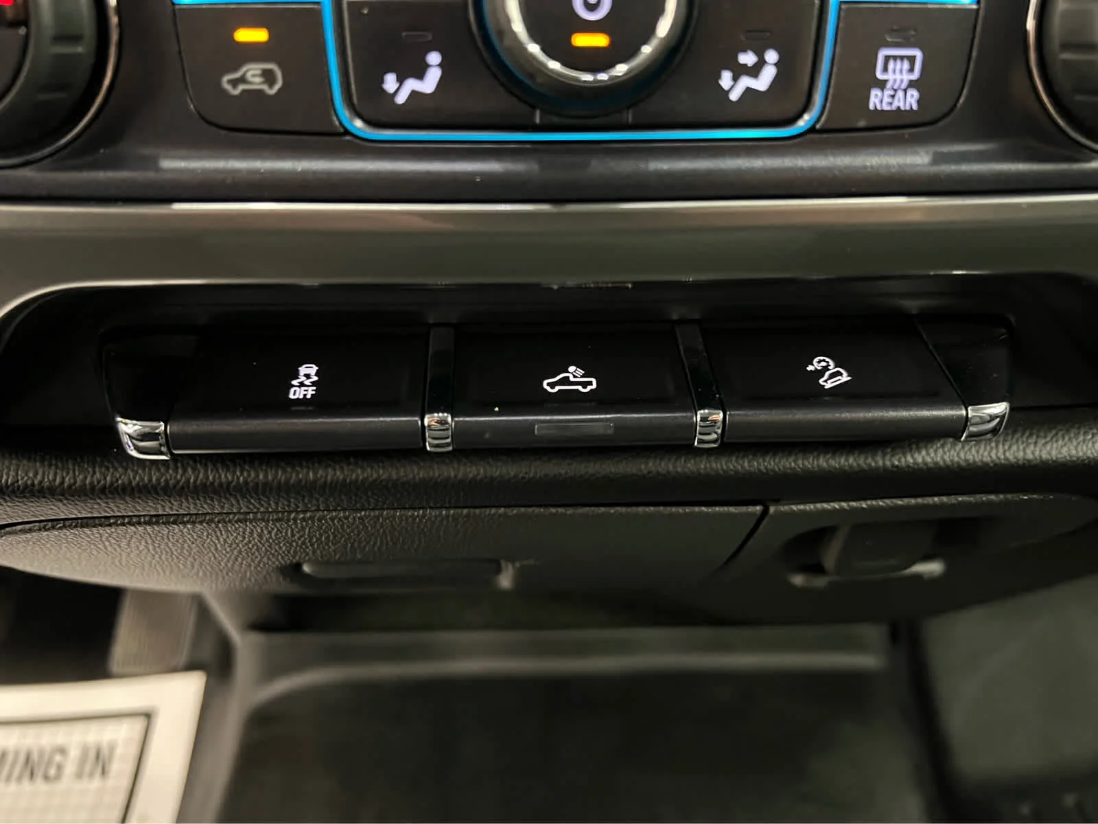 Used 2018 Silver Ice Metallic Chevrolet LT image 21