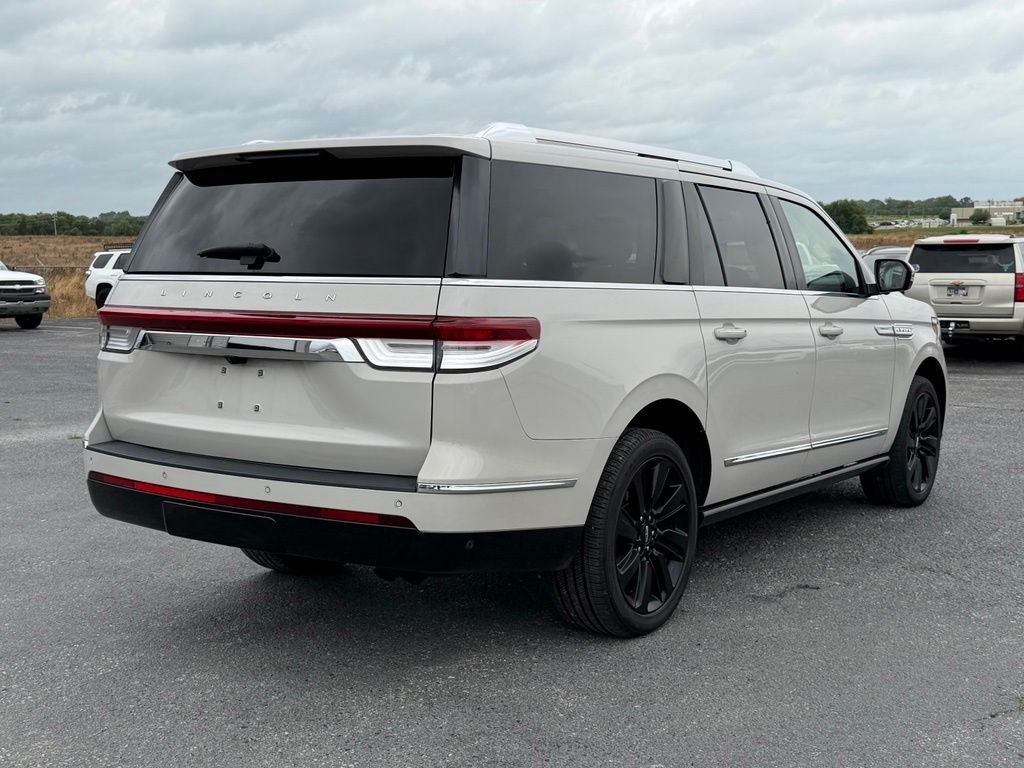 Used 2022 White Lincoln Reserve image 5