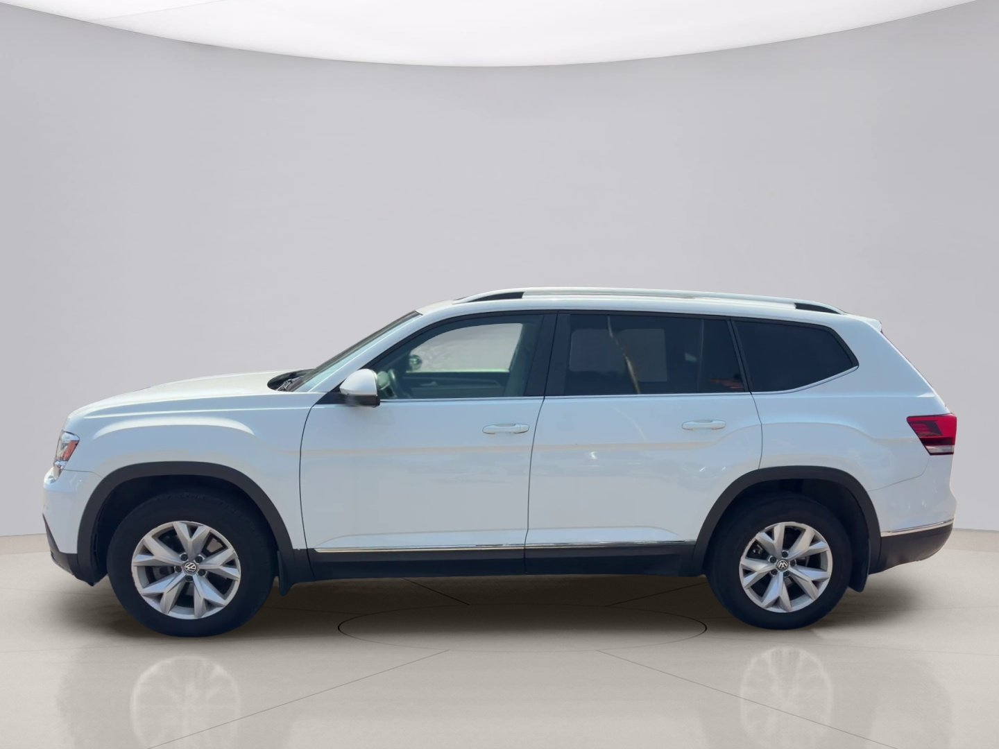 Used 2018 White Volkswagon SEL PREMIUM image 2