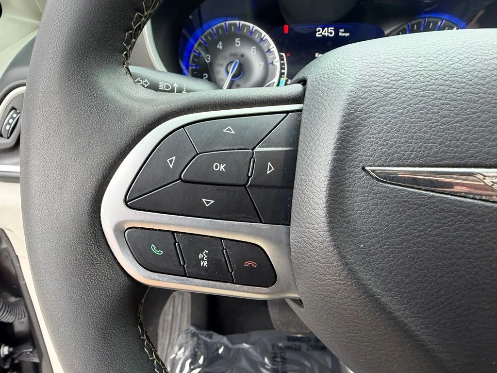 Used 2022 Crystal Metallic Chrysler Touring L image 22