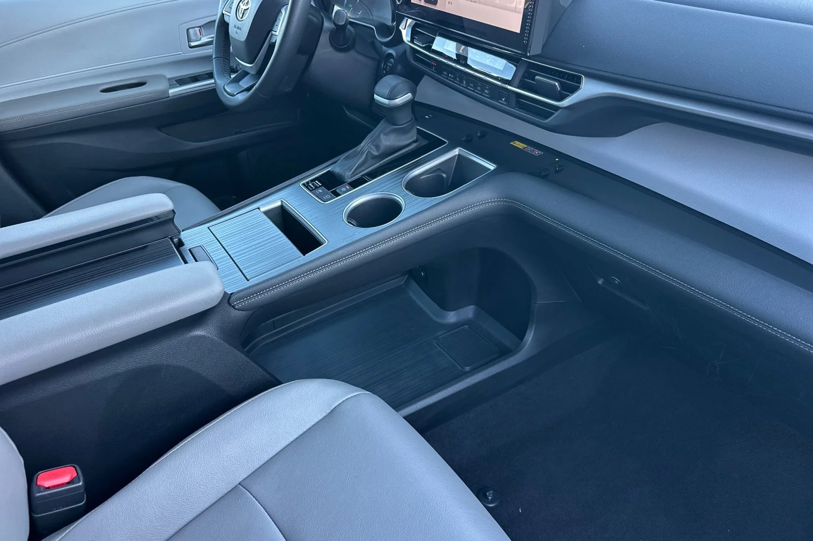 2025 Toyota Sienna XLE - Photo 23