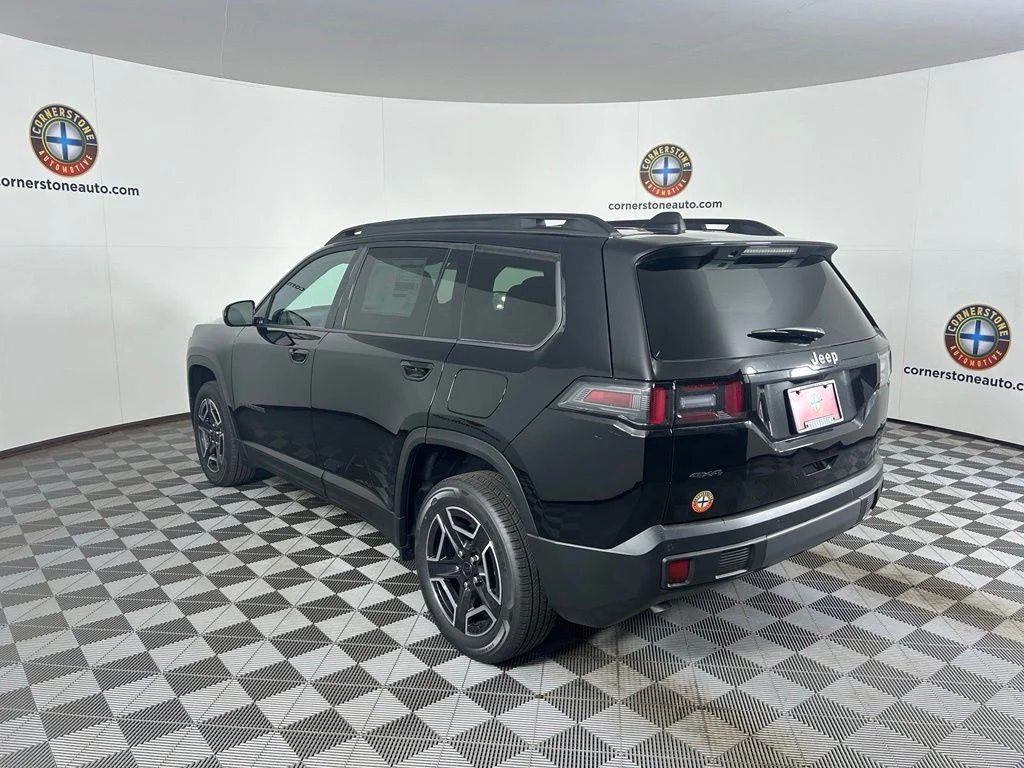 New 2026 Diamond Black Crystal Pearl-Coat Exterior Paint Jeep Laredo image 18