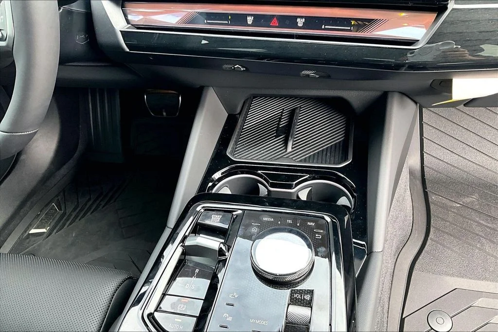 2026 BMW 5 Series 550e - Photo 18