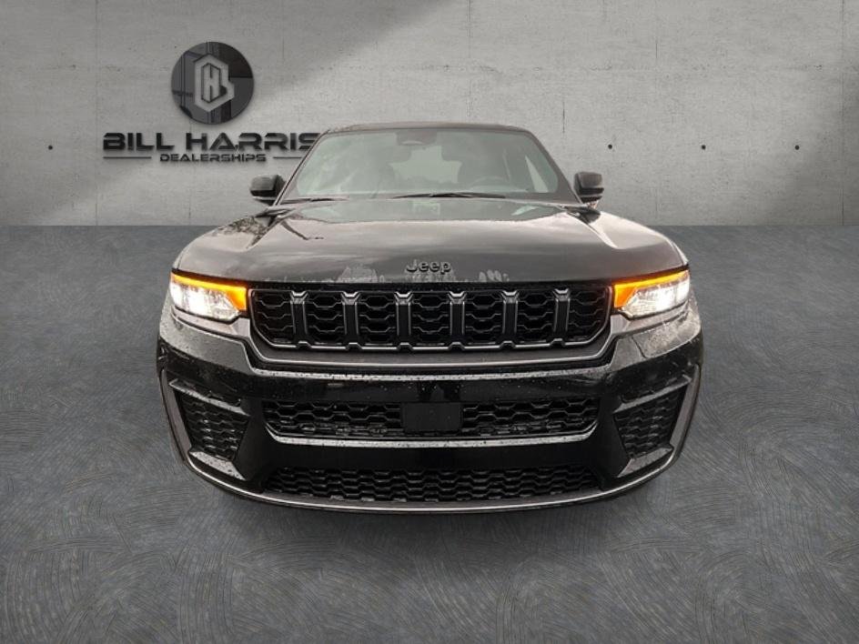 New 2026 Diamond Black Crystal Pearl-Coat Exterior Paint Jeep Laredo Altitude image 3