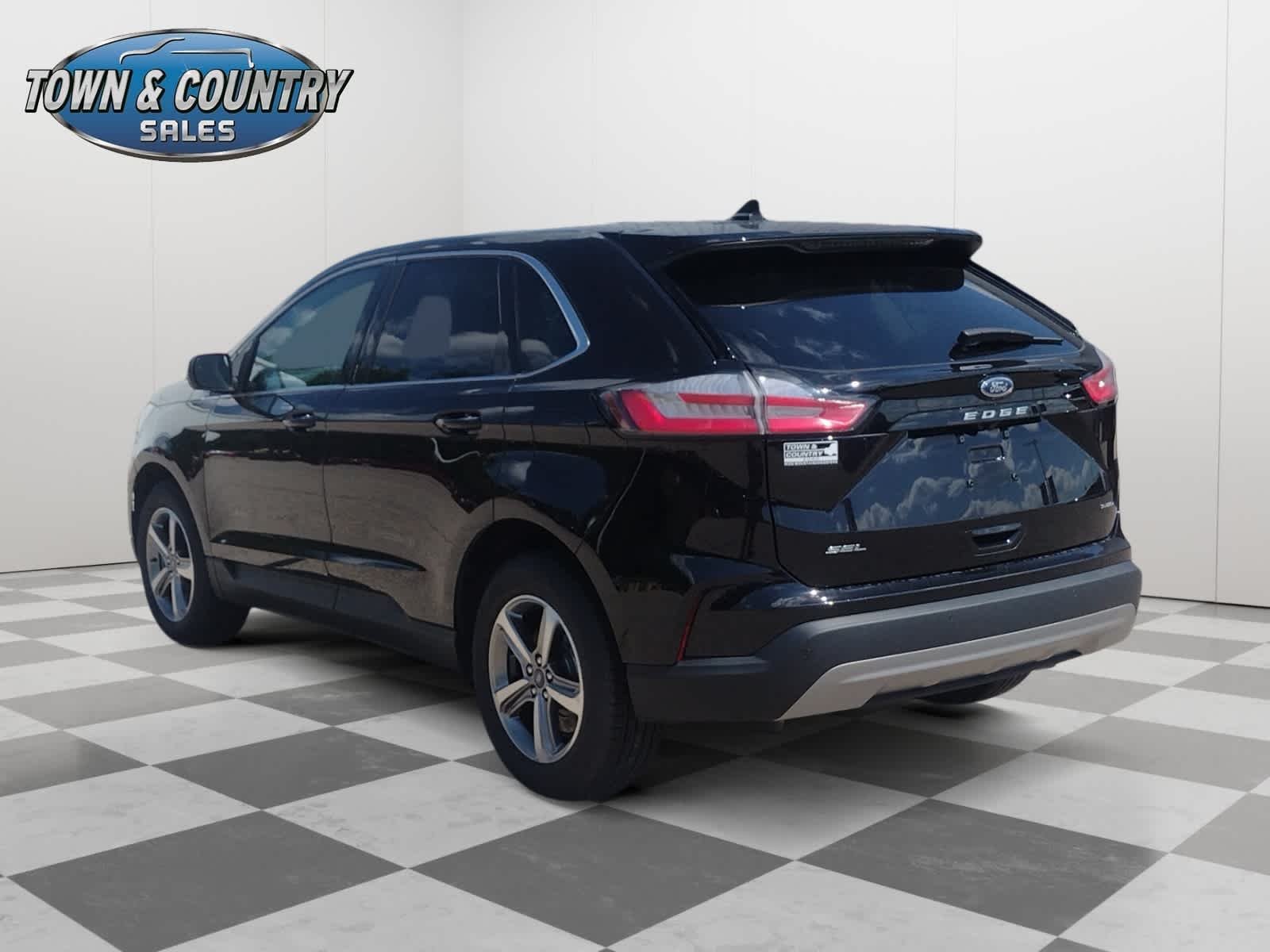 Used 2022 Agate Black Metallic Ford SEL image 5