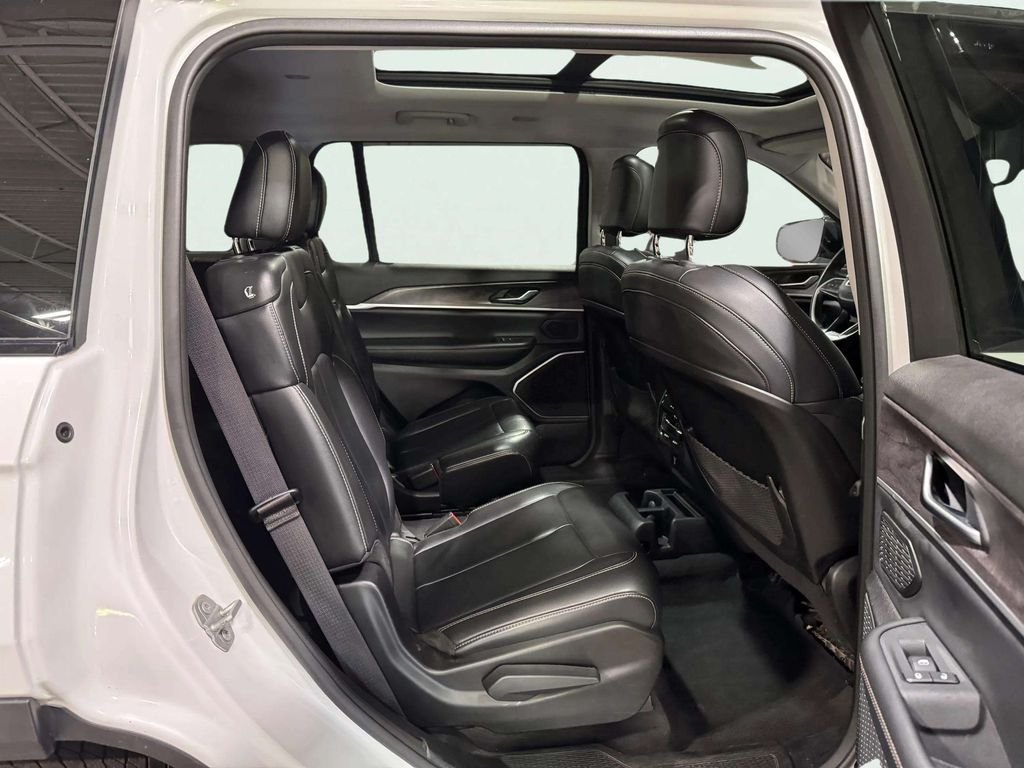 Used 2022 White/off-white Jeep Limited image 27