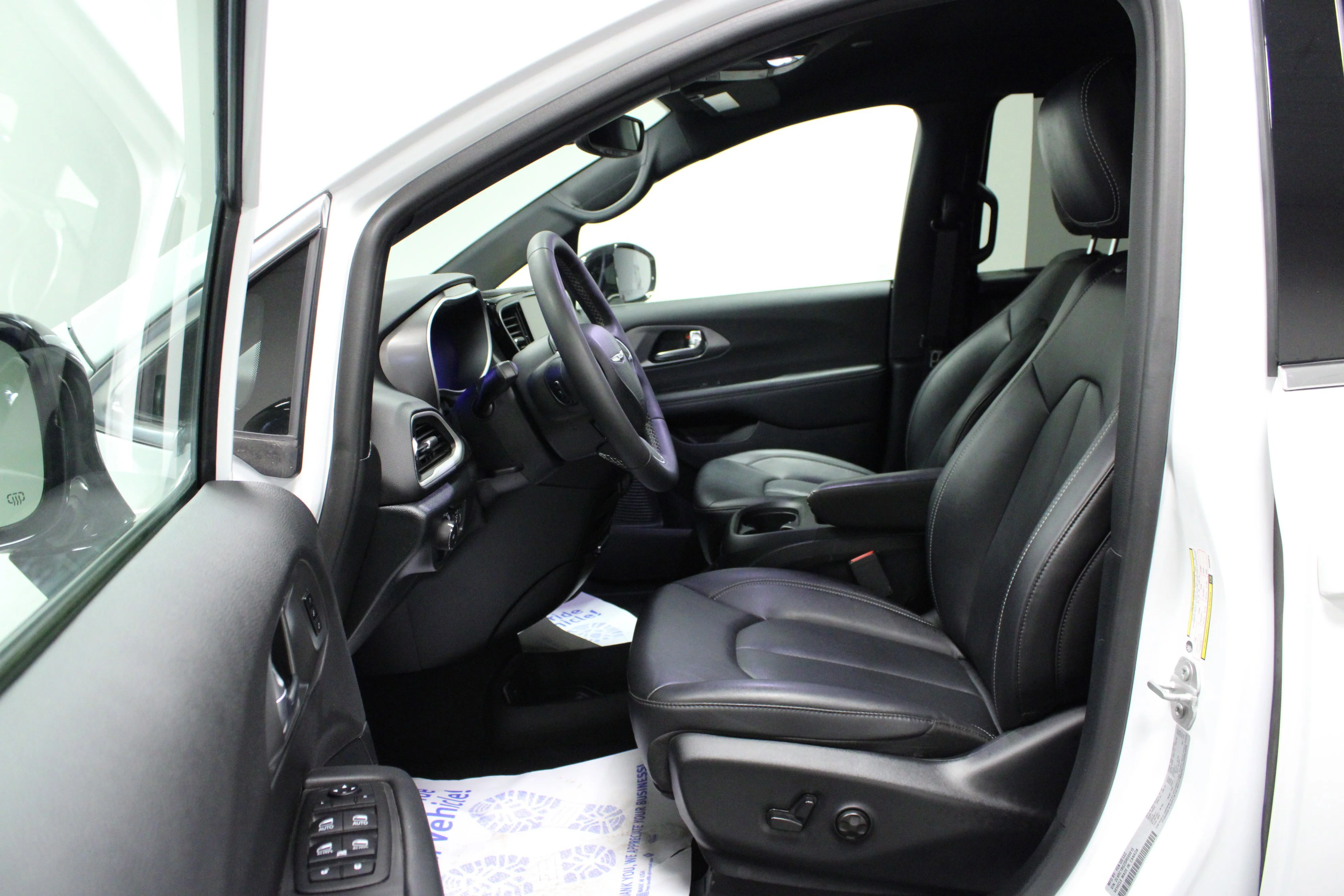 Used 2025 Bright White Clearcoat Chrysler Select image 12