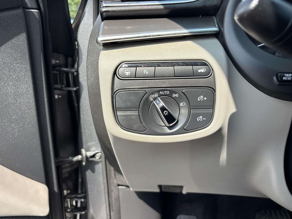 Certified Used 2023 Gray INFINITI LUXE image 19