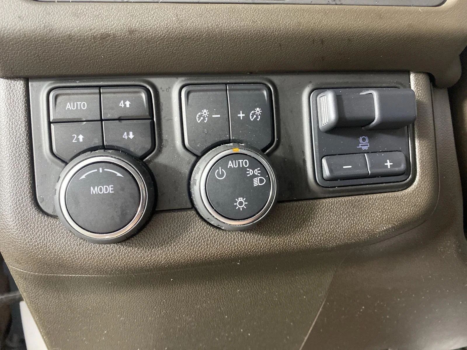Used 2023 Summit White Chevrolet Z71 image 13