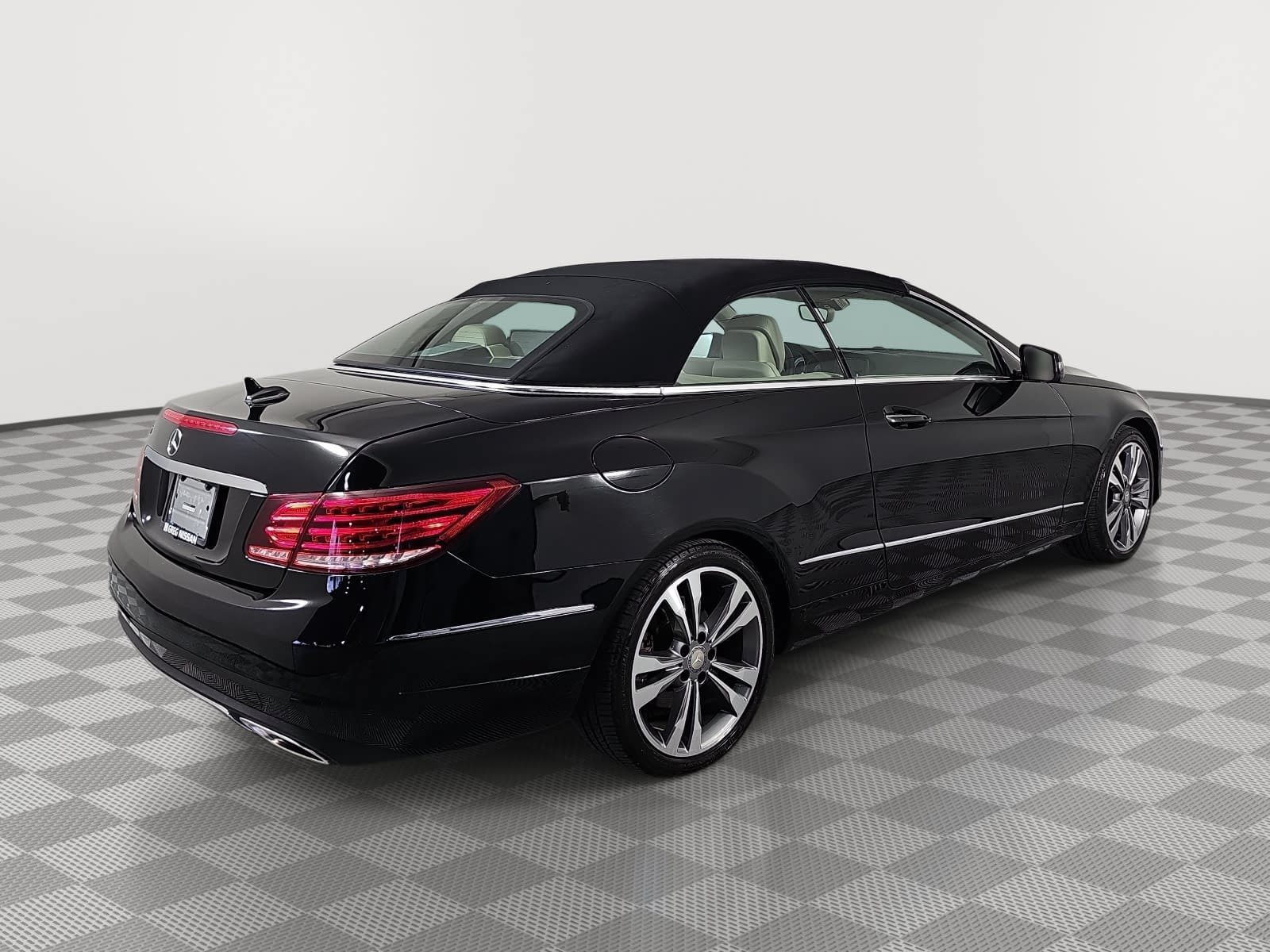 Used 2016 Black Mercedes-Benz E 400 image 8