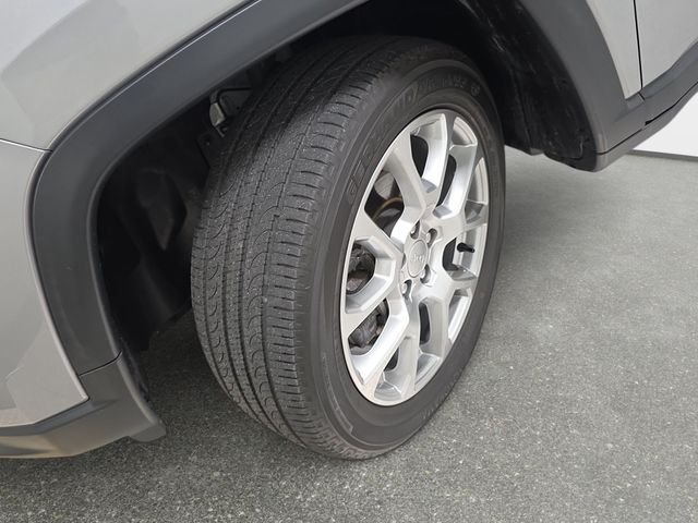 Used 2022 Silver Jeep Latitude Lux image 29