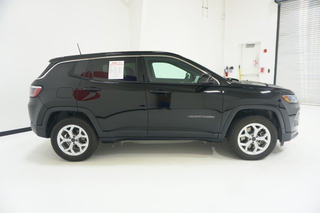 Used 2025 Diamond Black Crystal Pearlcoat Jeep Sport image 4