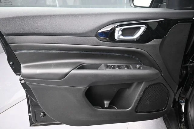 New 2026 Diamond Black Crystal Pearl-Coat Exterior Paint Jeep Latitude image 15
