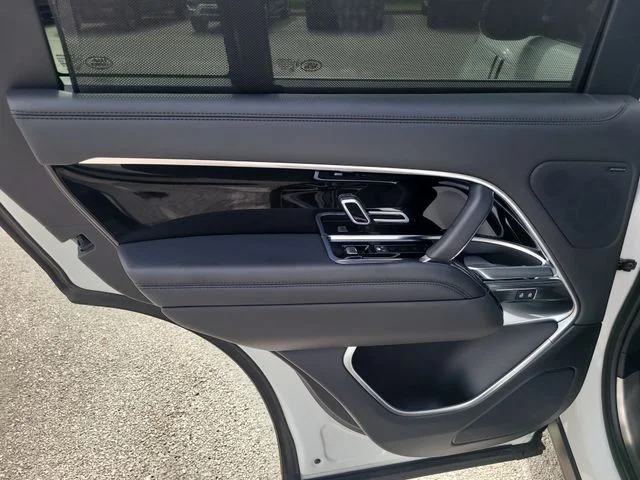 Used 2023  Land Rover SE image 11