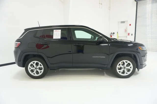 Used 2025 Diamond Black Crystal Pearlcoat Jeep Sport image 4