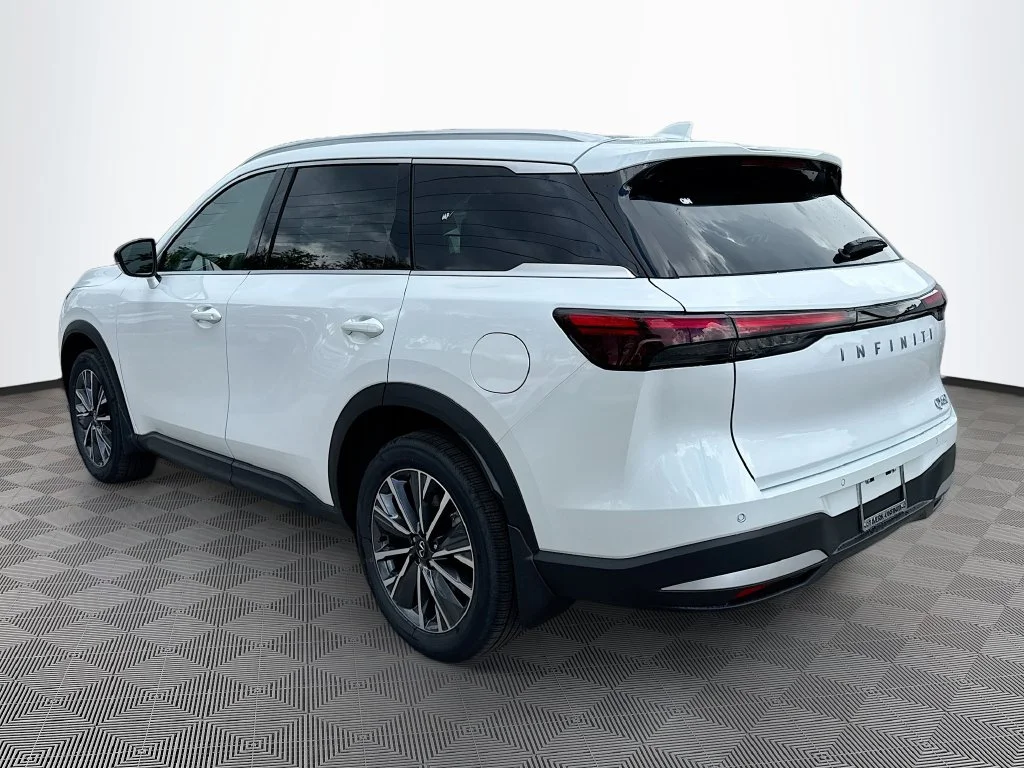 New 2027 RADIANT WHITE INFINITI Luxe FWD image 7