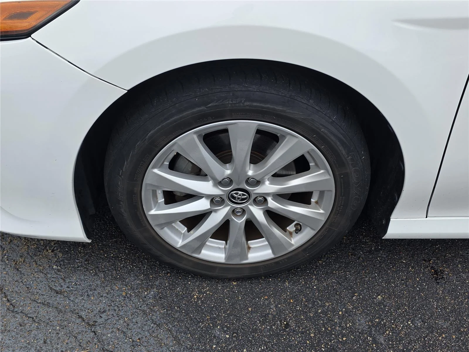 Used 2018 Super White Toyota LE image 36