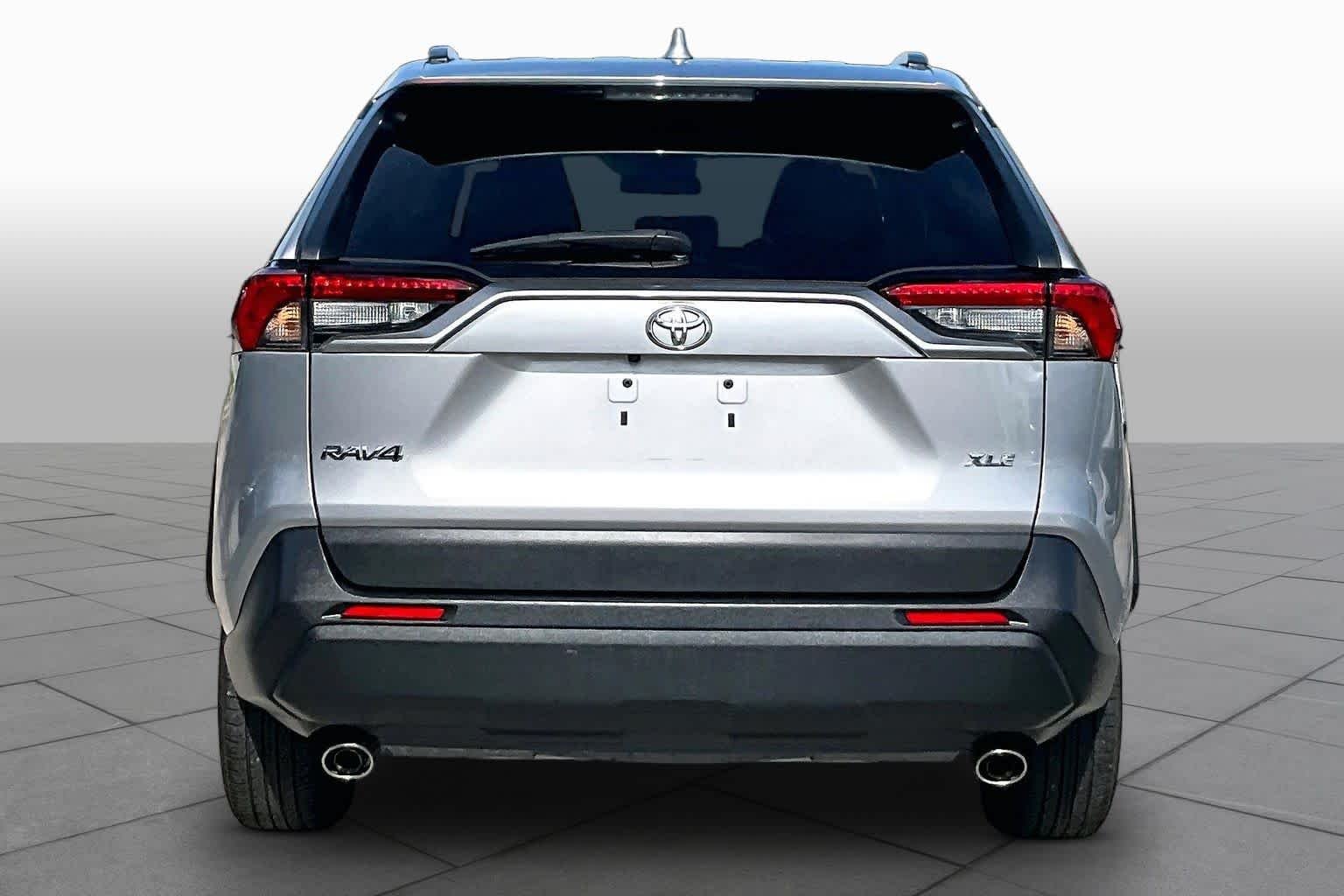 Used 2021 Silver Sky Metallic Toyota XLE image 5