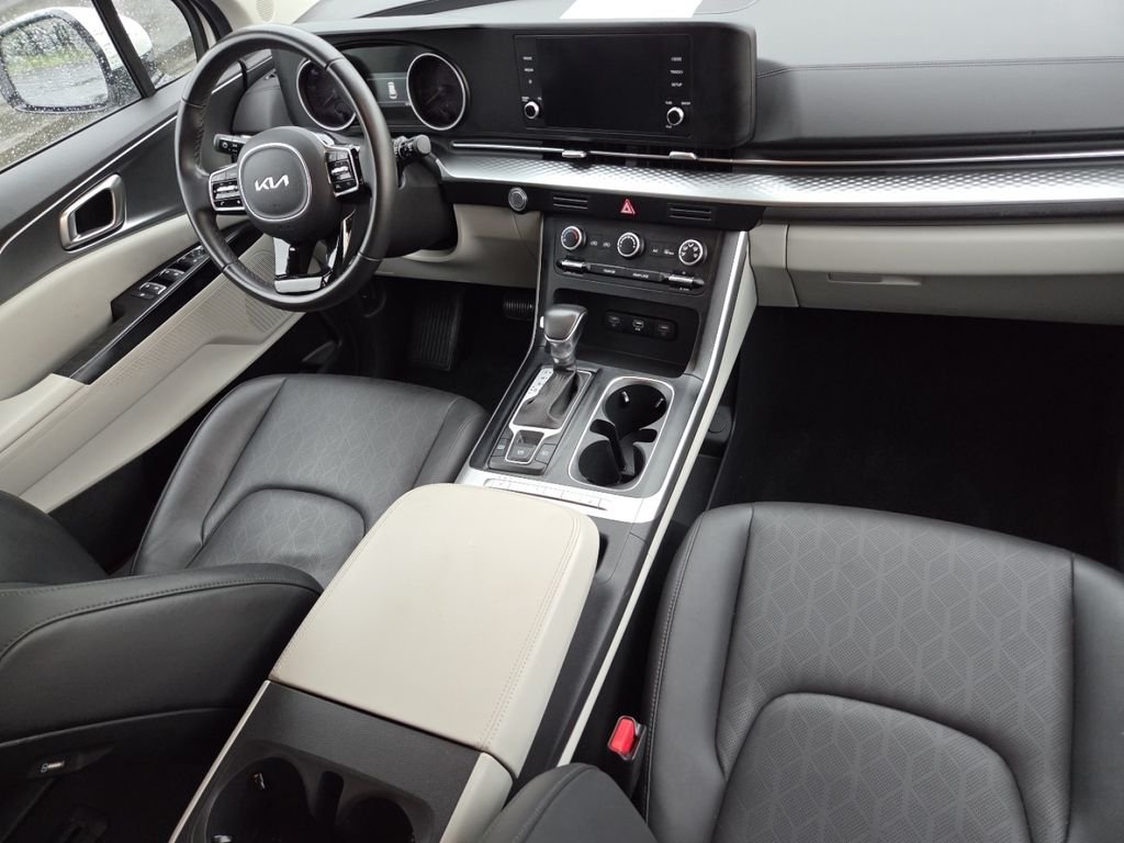 Used 2024 Snow White Pearl Kia LX image 26