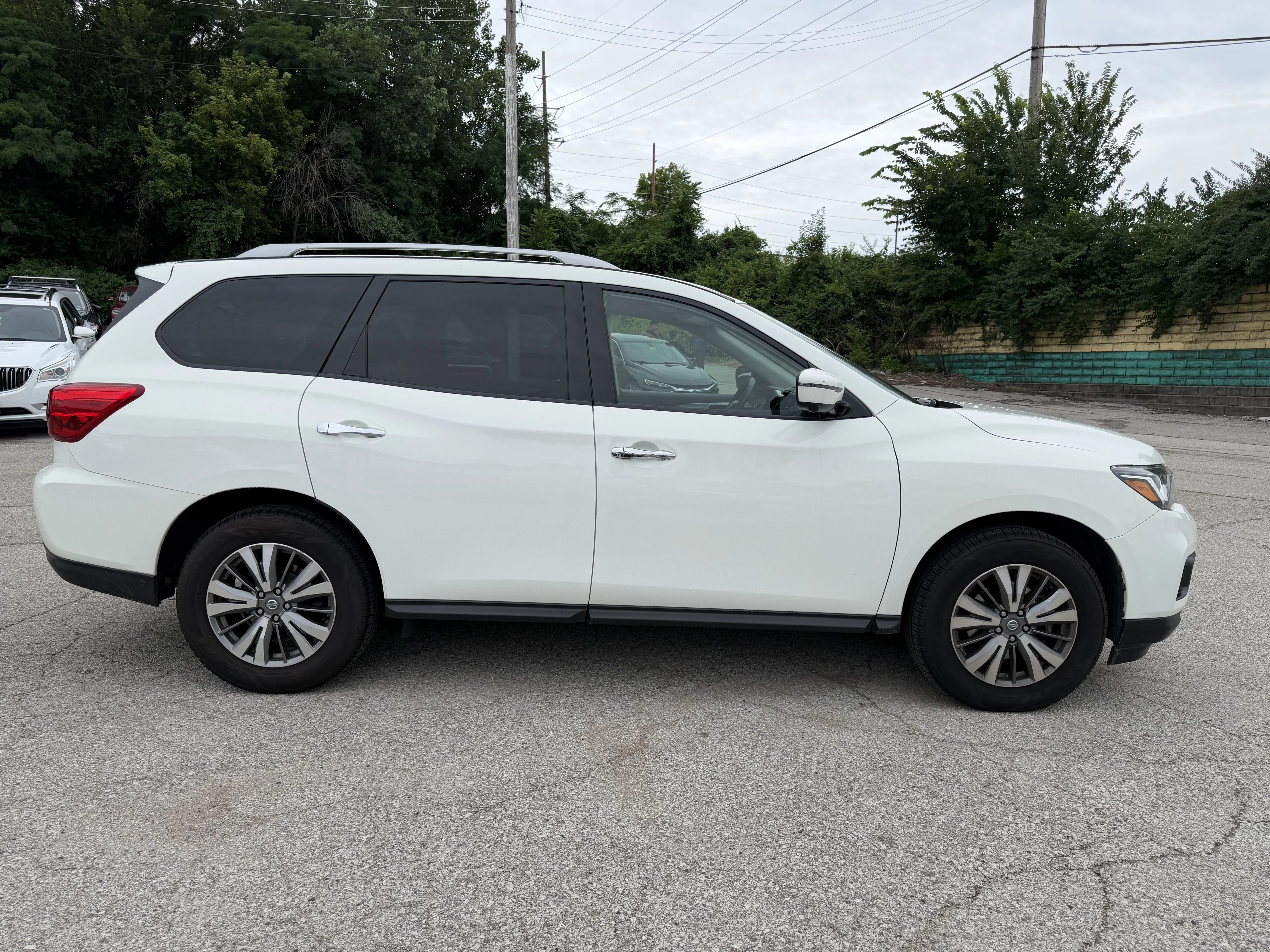 Used 2019 Glacier White Nissan SL image 8