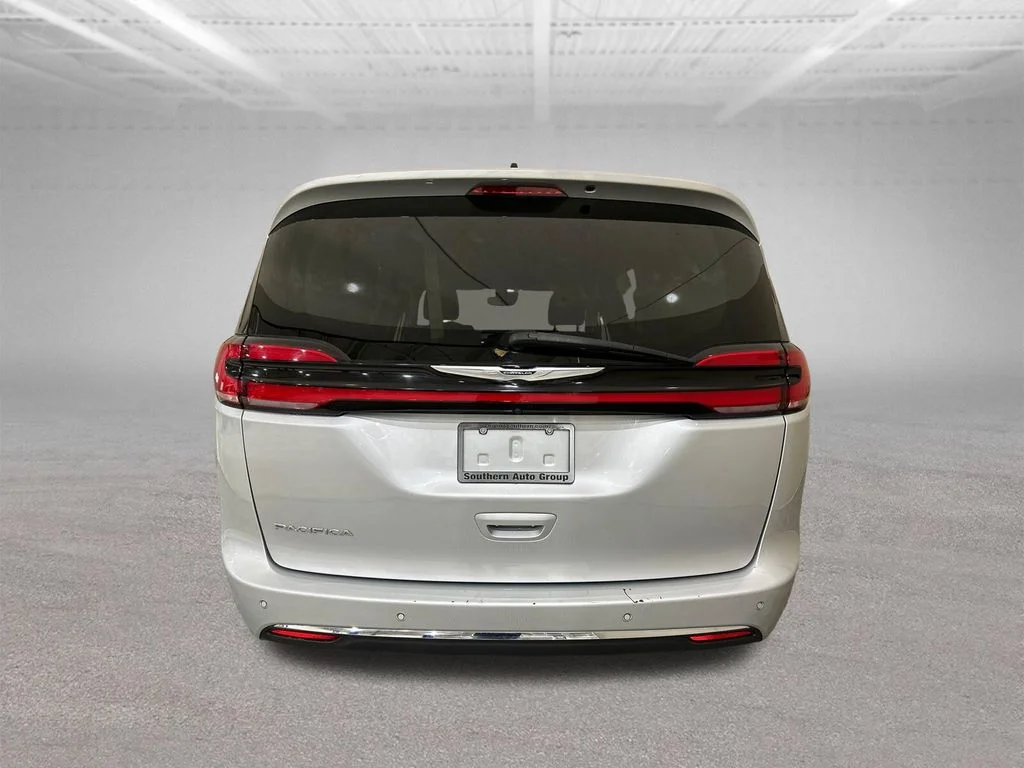 Used 2023 Silver Chrysler Touring L image 4