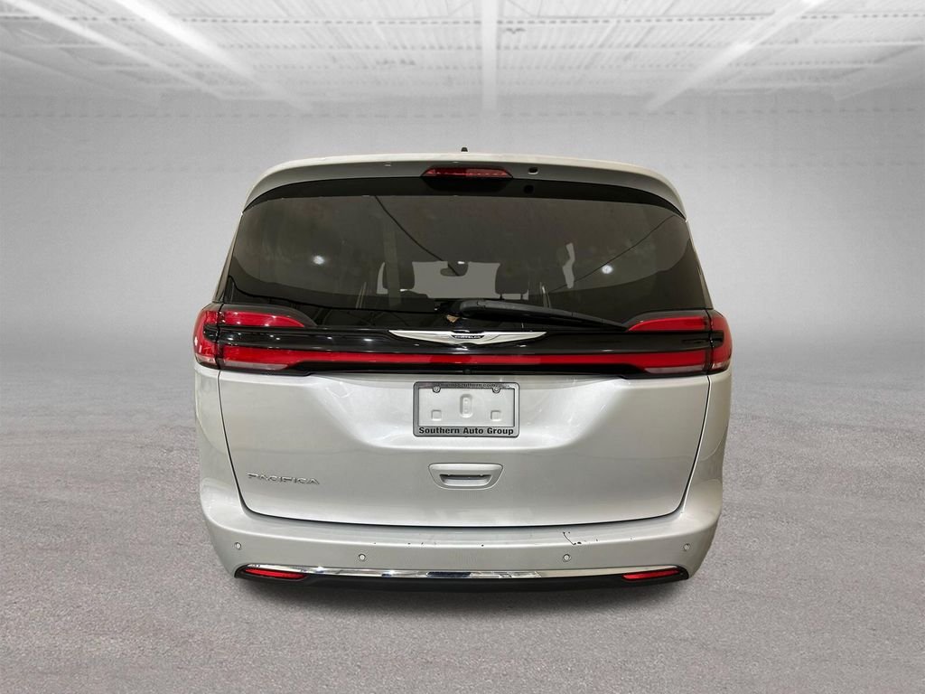 Used 2023 Silver Chrysler Touring L image 4