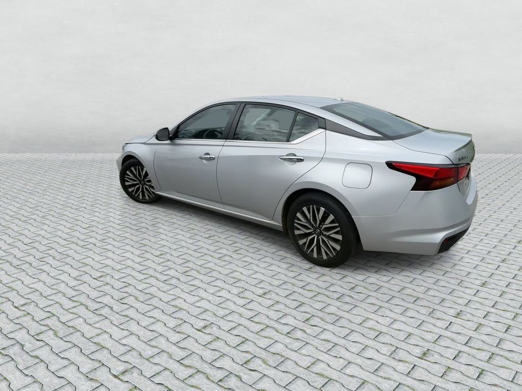 Certified Used 2023 Silver Nissan 2.5 SV image 5