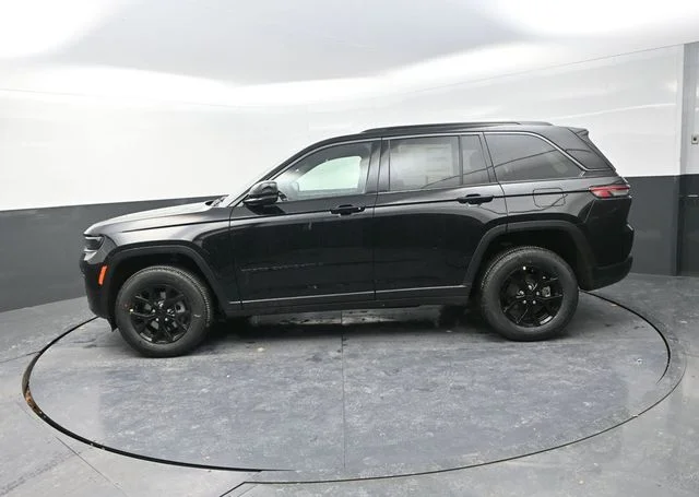 New 2026 Diamond Black Crystal Pearl-Coat Exterior Paint Jeep Altitude image 7